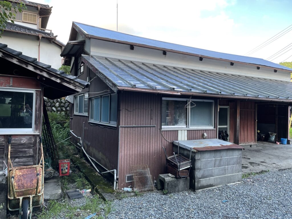 リフォーム前。全体に劣化している状態