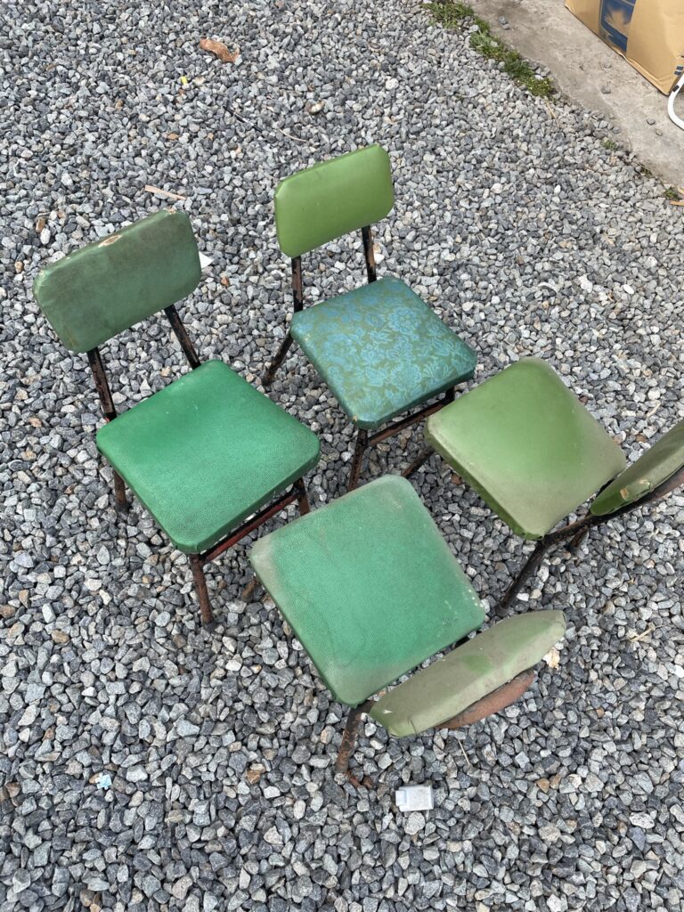 納屋の片付けで出てきた昭和レトロな椅子（全体カット）
