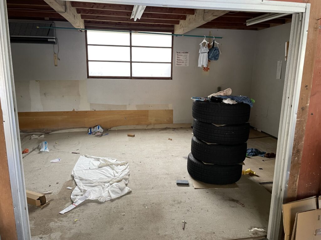 リフォーム前の納屋内装。2部屋に分かれて暗い印象の1階