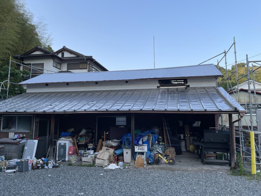 納屋リフォーム前の屋根。波板の劣化やサビが進んでいる状態