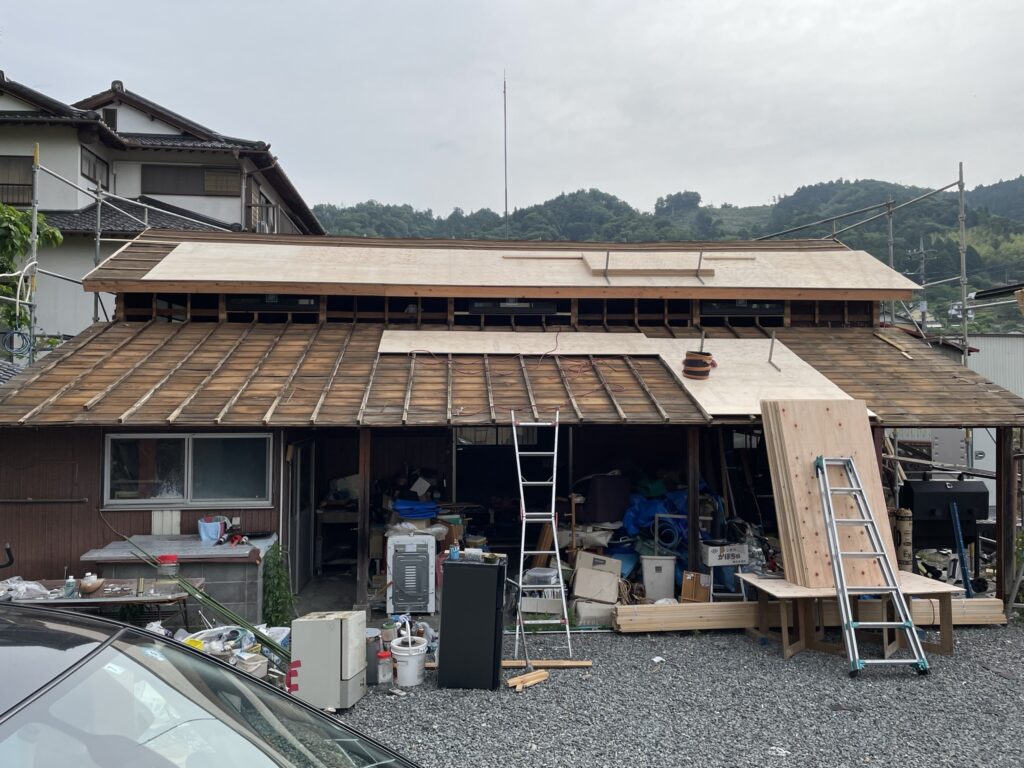 屋根下地を板で施工中。部分的に貼り進めている段階