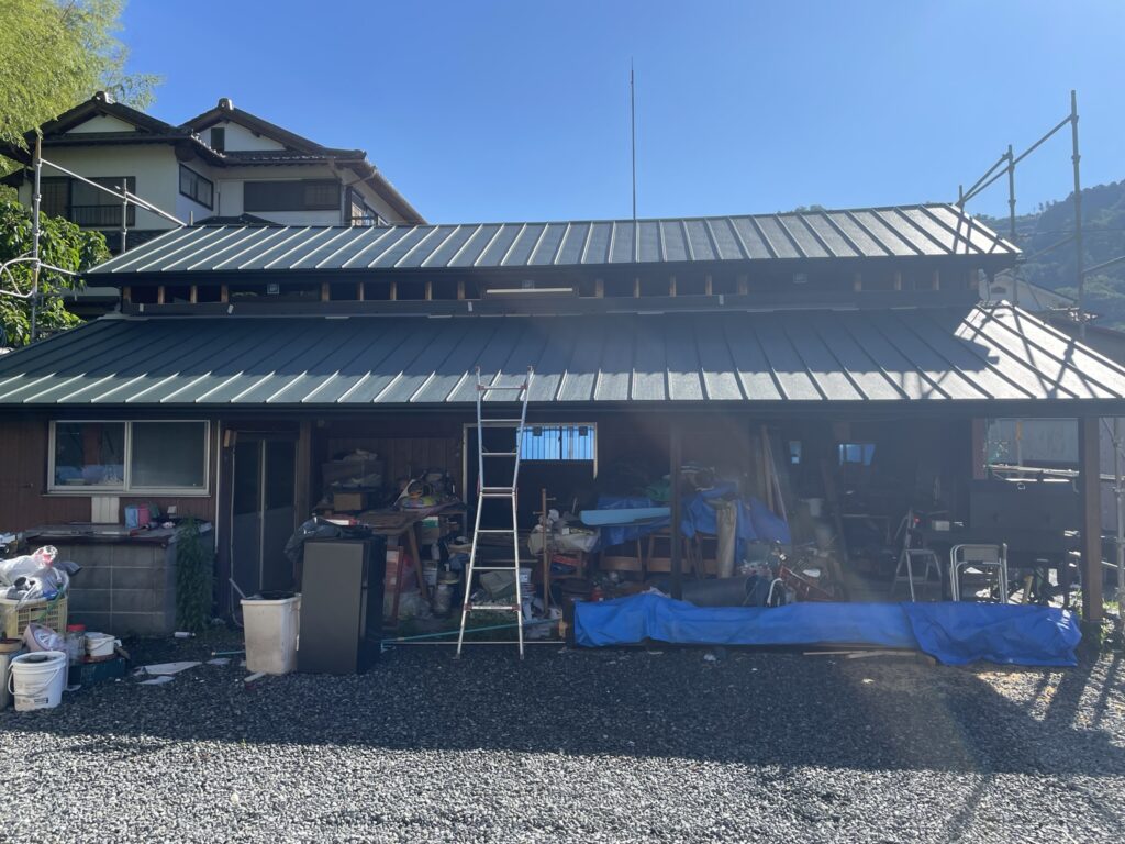 納屋リフォーム後の新しい屋根。ダークカラーの金属屋根で古民家風に