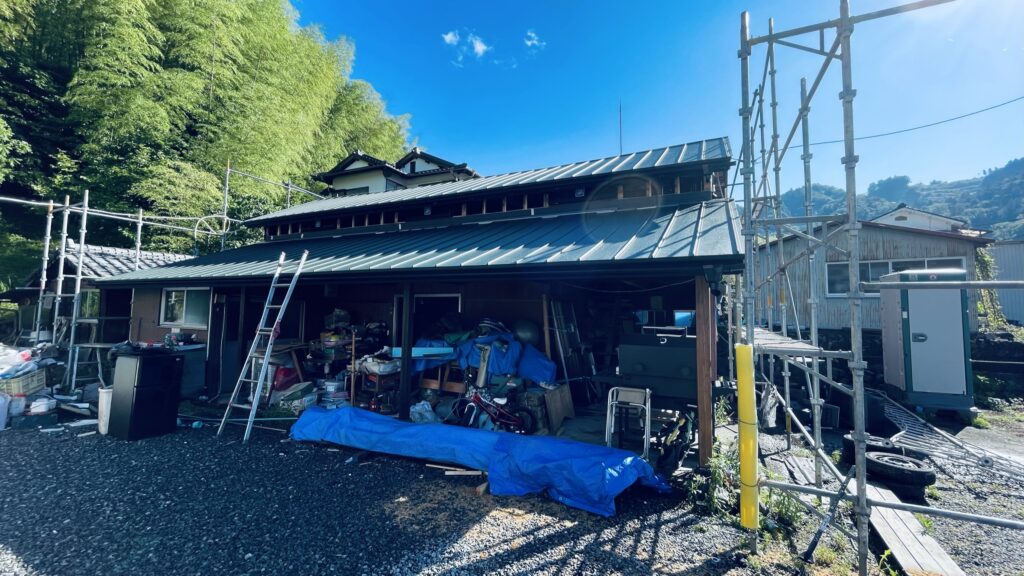 庇と高窓を含めた屋根の写真。光と風の抜けを意識した外観デザイン