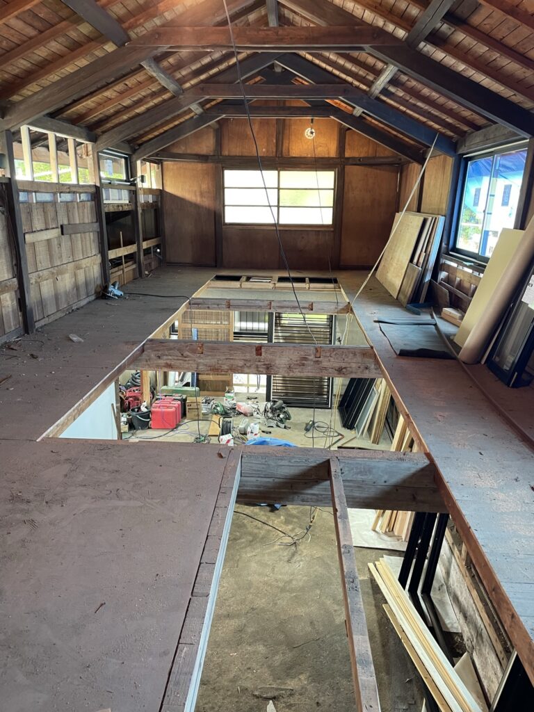 リフォーム中の納屋。仕切りを撤去して吹き抜けにしている様子
