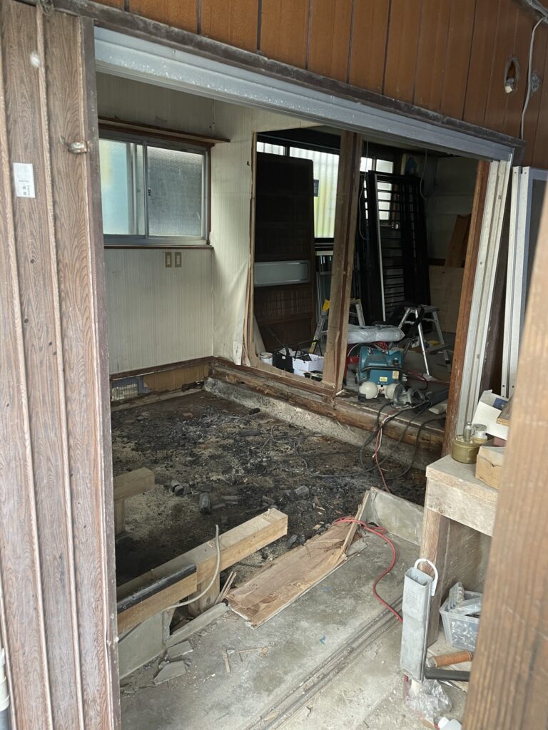 床撤去後に下地を整えている様子