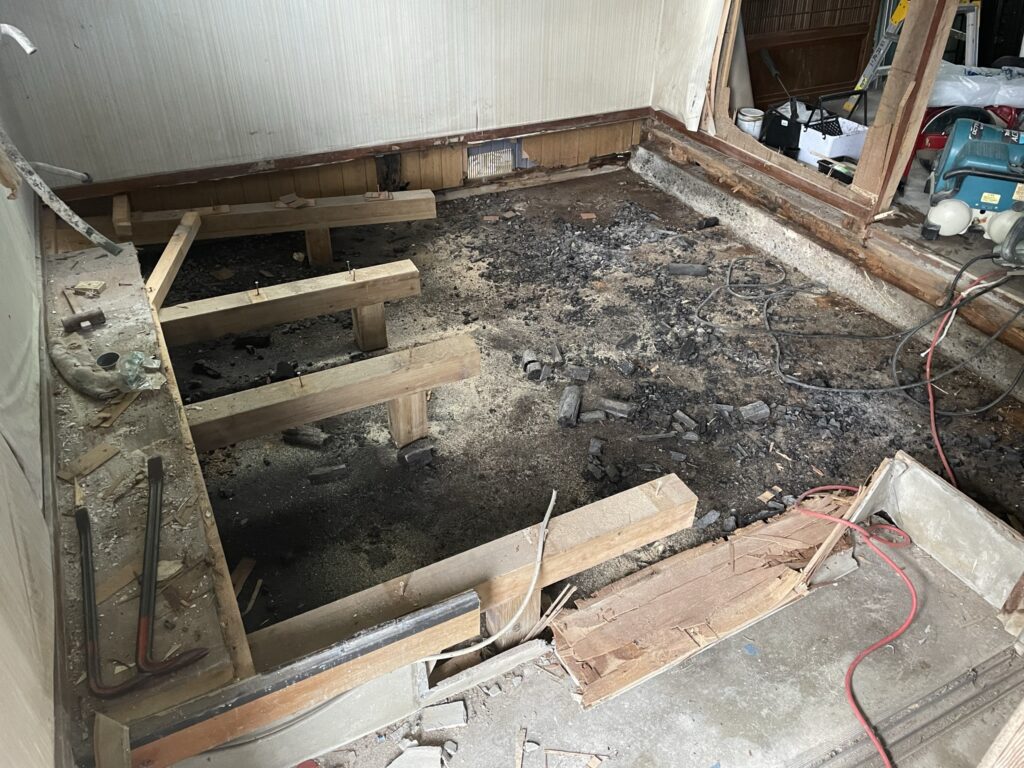 納屋リフォーム前の床。腐食が進み土台が傷んでいる状態