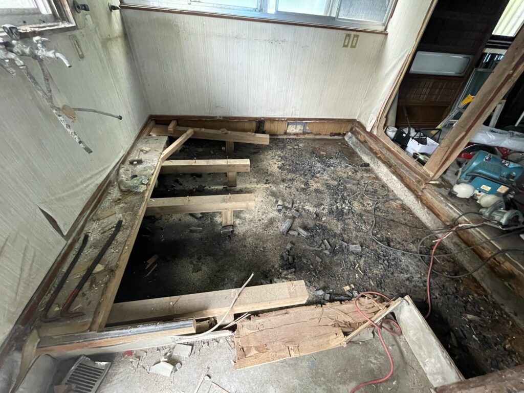 床板撤去後の床下。腐朽と湿気で傷んだ下地の様子