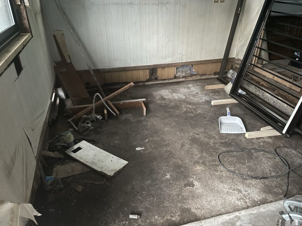 床撤去時の室内全景。下地の段差が見える