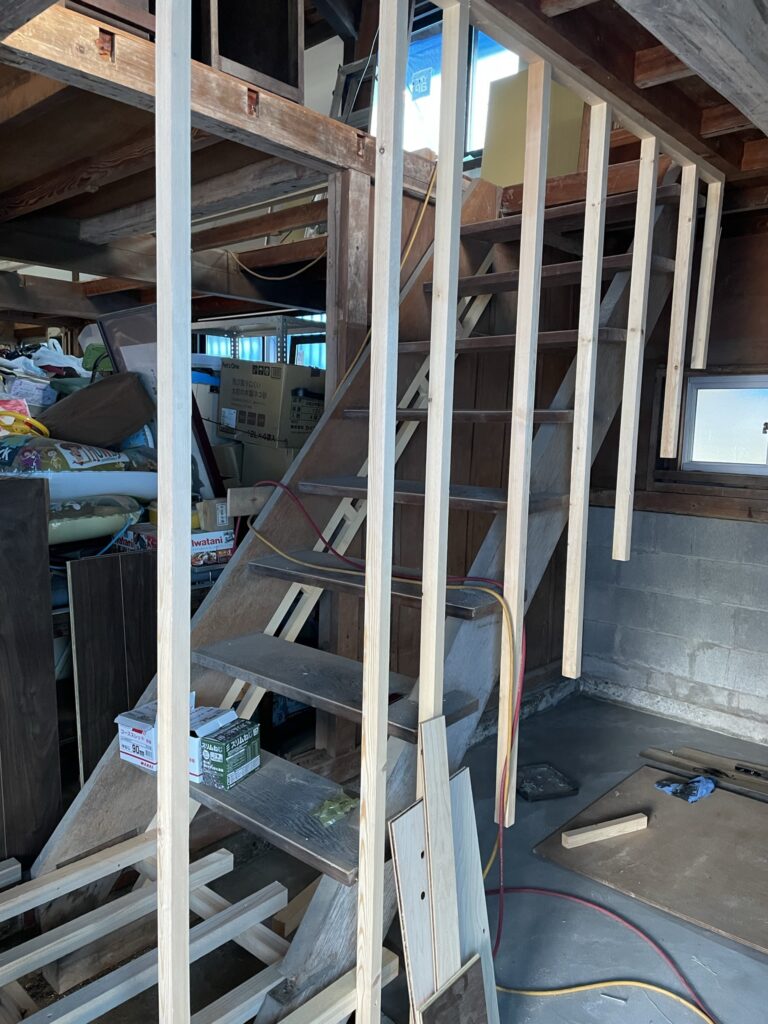 リフォーム中の納屋。外にあった階段を壁1枚を外側にし、室内に階段を設置