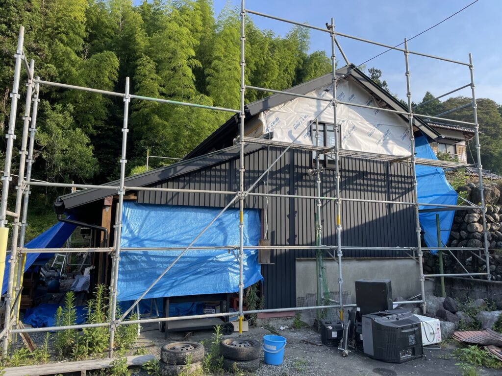 納屋リフォーム後の外壁。黒に近いダークブラウンでマット仕上げ
