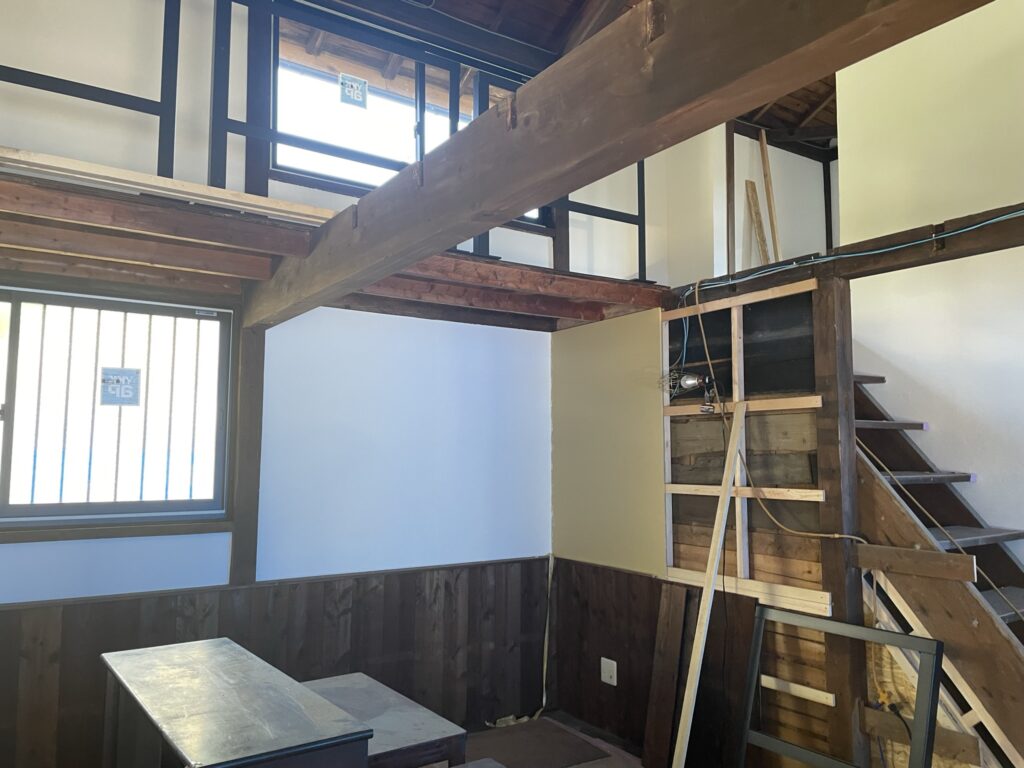 リフォーム途中の内装。吹き抜けと室内階段で明るく広々とした空間になった
