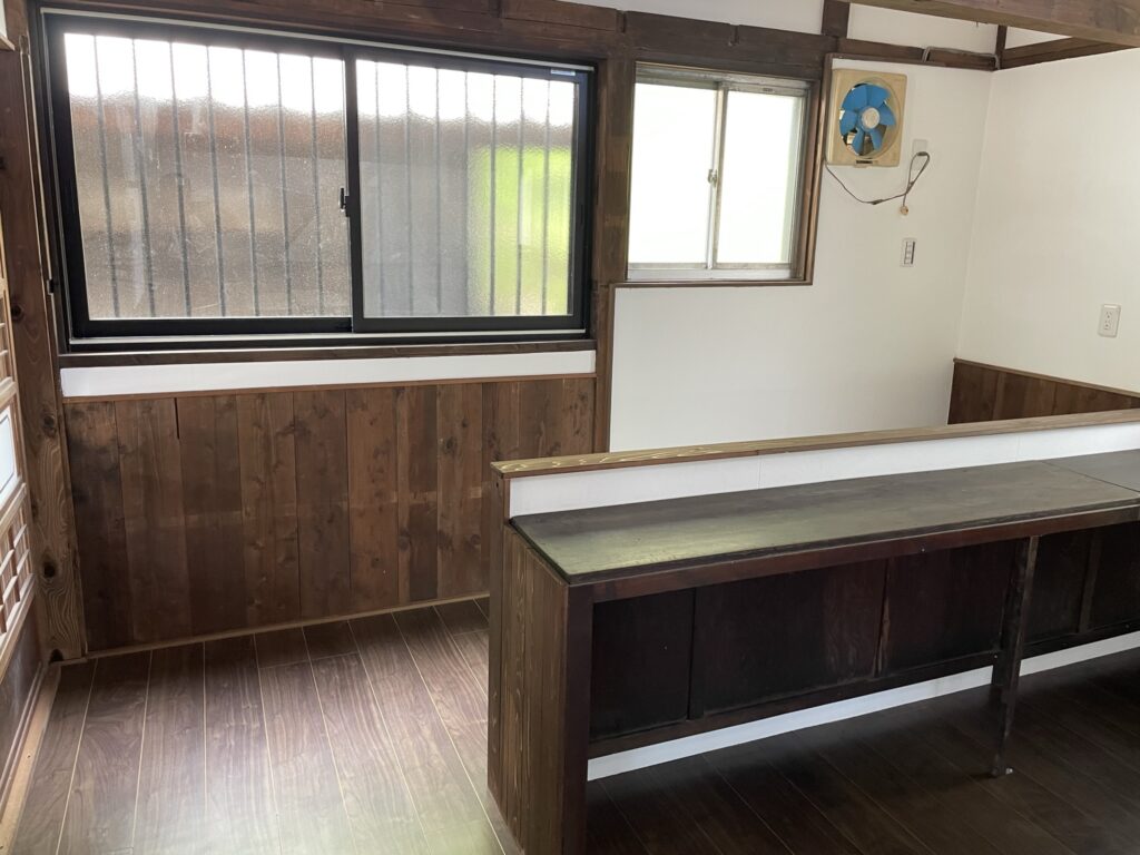 リフォームした納屋の部屋全体。木の壁と床に調和したカウンターテーブル