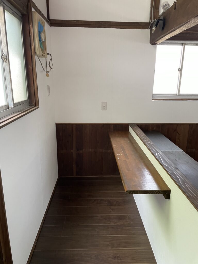 納屋のリフォームで再利用した木製カウンターテーブルを横から見た写真