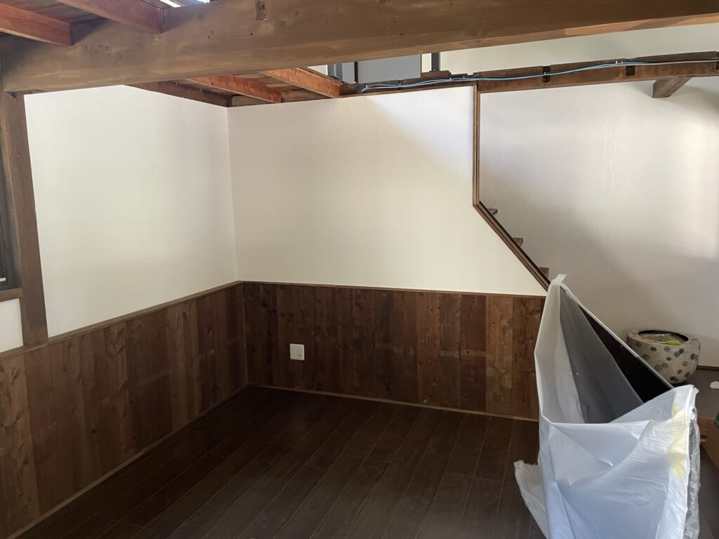 壁と階段を整えたリフォーム後の納屋の室内