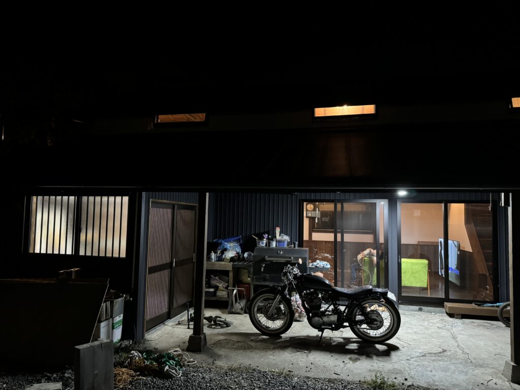 夜の納屋外観と照明に照らされた室内の様子