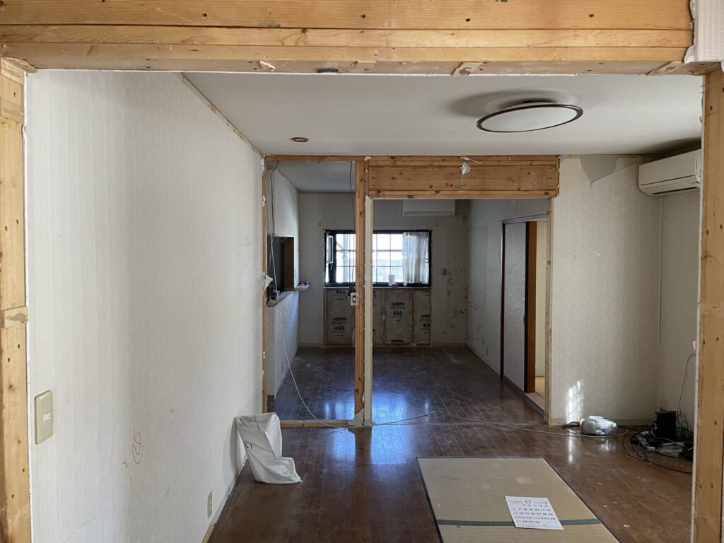 リフォーム前のリビング。中央に壁と扉があり空間が分断されている