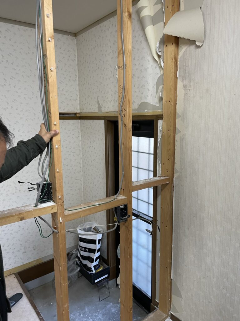 キッチン背面の壁を解体している途中の様子