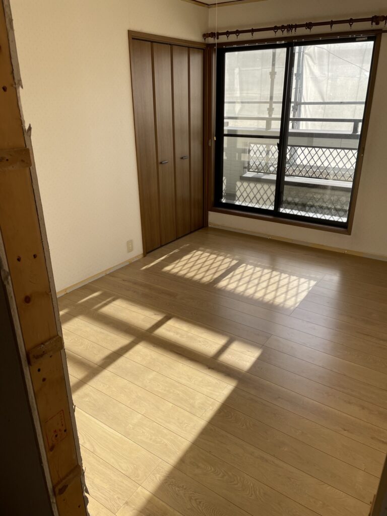 明るい床材に張り替えられた部屋
