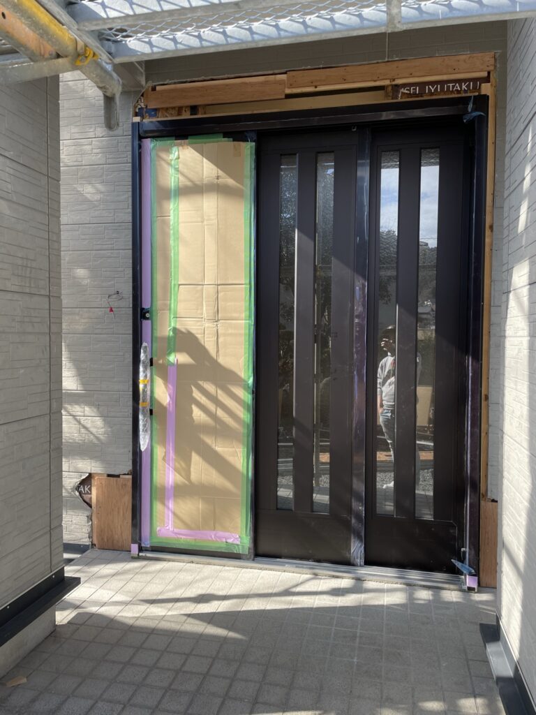 引き戸化で開口が広がり、採光スリットから光が差し込む。