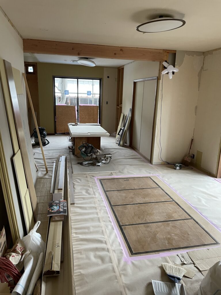 施工中の部屋に運び込まれた床材