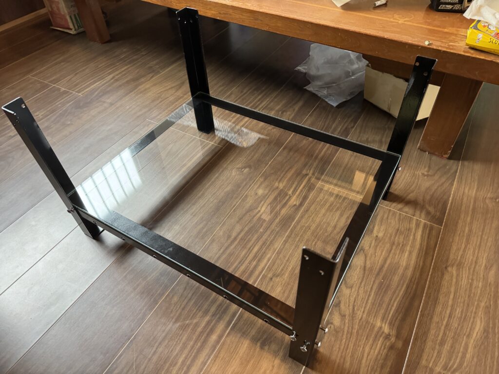 ボルトとめで組立中