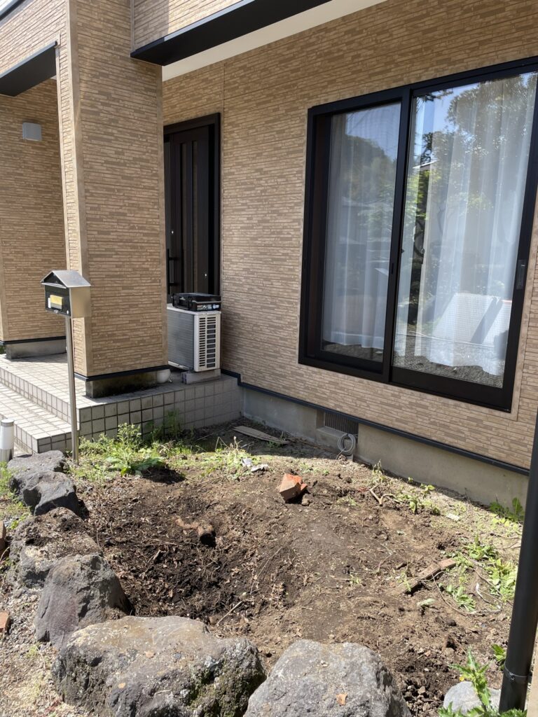 庭の植木を抜根した直後の写真
