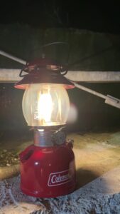 点灯したコールマン200Aが放つ柔らかな光