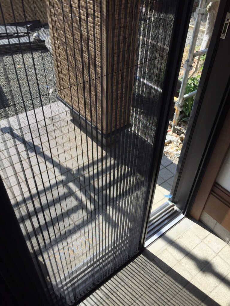 玄関のスライド式網戸