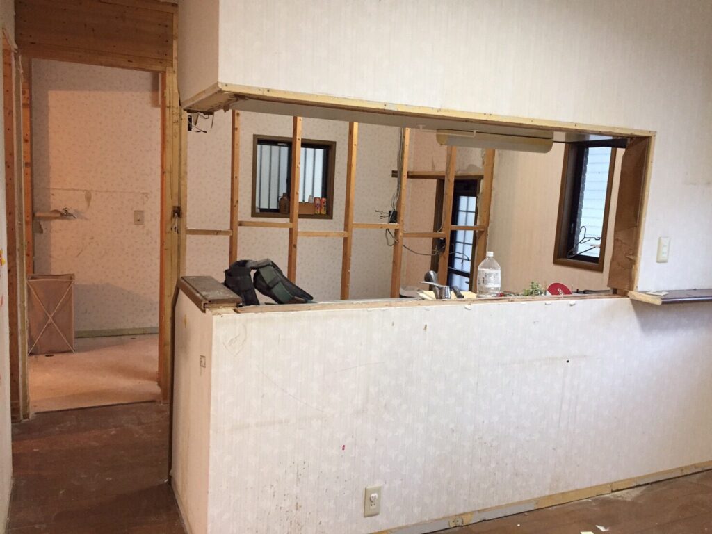 施工途中の新しく組み直したキッチンカウンター