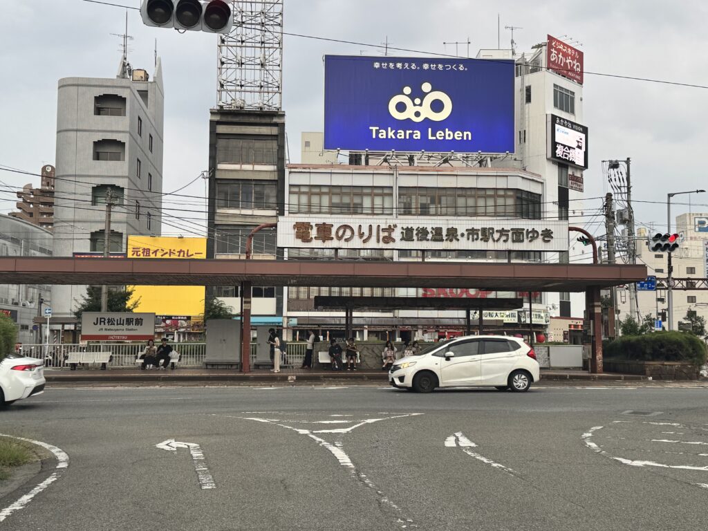 JR松山駅前の路面電車のりばの様子