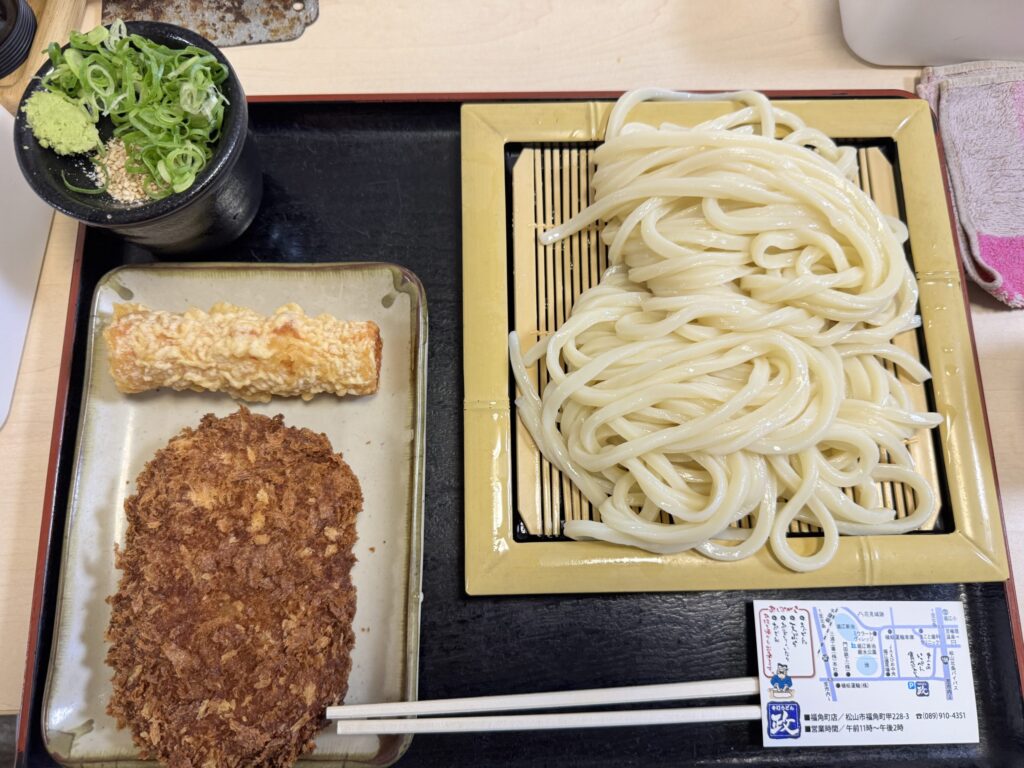 ざるうどんに薬味、ちくわ天と揚げ物のセット。セルフうどんの実食トレー。