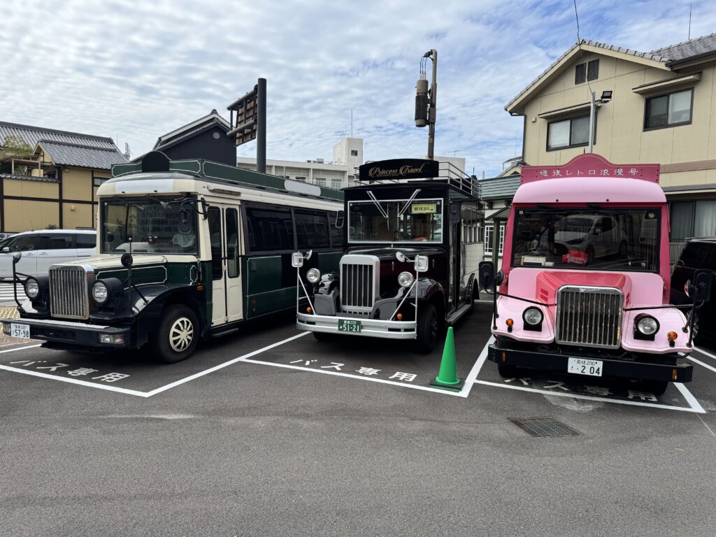 道後公園前に並ぶレトロバス
