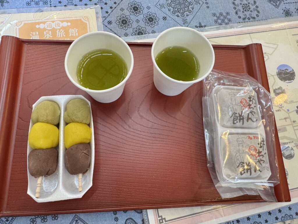 出来立ての坊っちゃん団子と熱い煎茶のセット。三色のあんが上品で渋いお茶とよく合う。