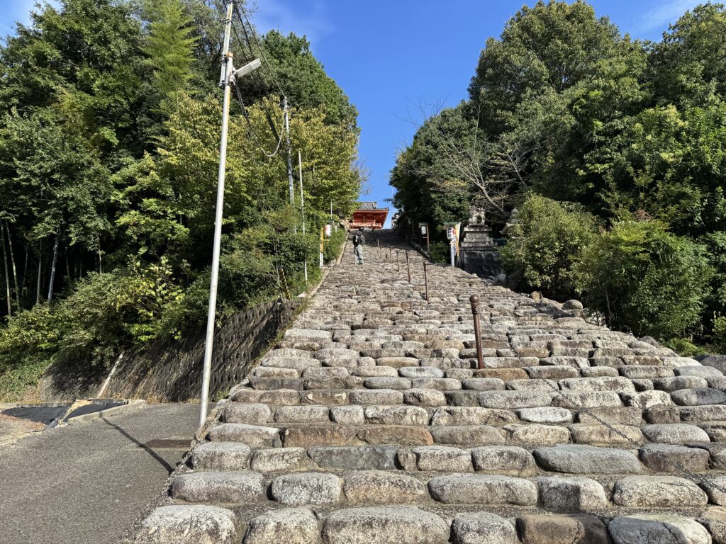 道後エリアの高台へ続く長い石段（伊佐爾波神社方面）。上り切ると絶景が待つ上り坂。