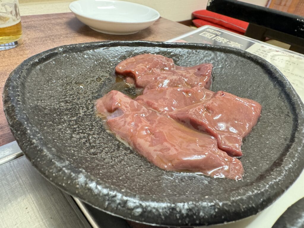 焼肉用の牛レバーの皿。ツヤのある赤身で厚切り。