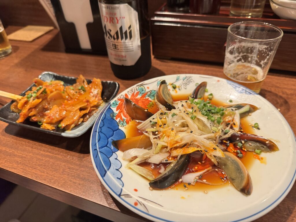 ピータンと刻みネギに辣油を回しかけた前菜と瓶ビールのセット。