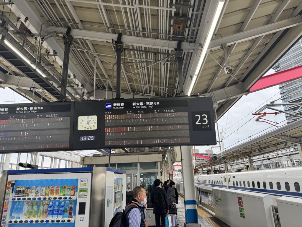 岡山駅・新幹線ホームの発車案内