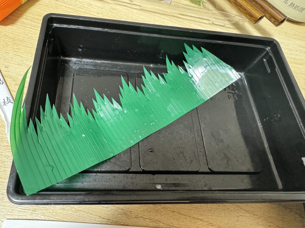 駅弁を平らげた後のトレー（完食）