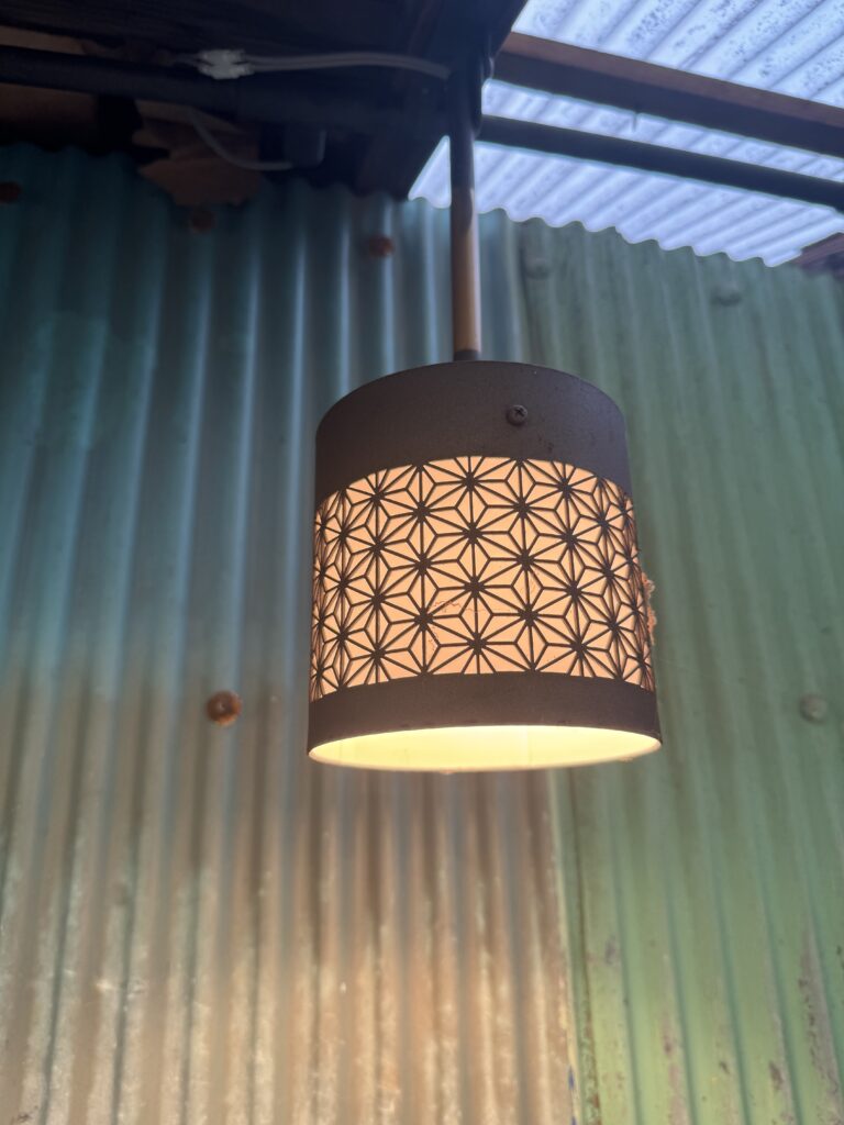 点灯した自作ペンダントライト（麻の葉＋和紙）