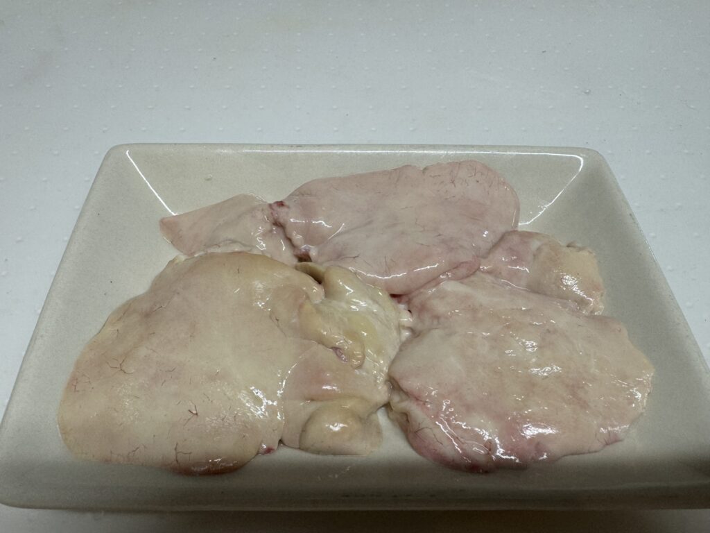 複数個のカワハギ肝を並べた皿