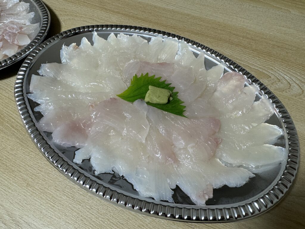 薄造りにしたカワハギ刺身の盛り付け