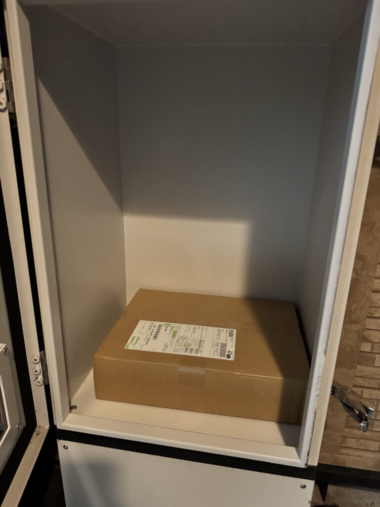 今回のアウターは、僕がDIYした宅配BOXに入って届きました。
このBOXのおかげで、CHALLENGERのような“絶対濡らしたくないアイテム”も安全に受け取れます。