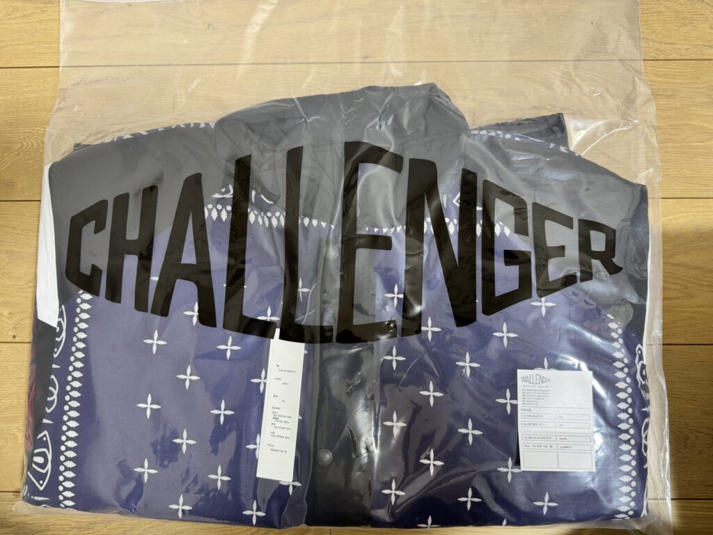 袋越しでも、ネイビーベースのバンダナ柄がはっきりわかる存在感。 第一印象は「写真より迫力あるな…」でした。