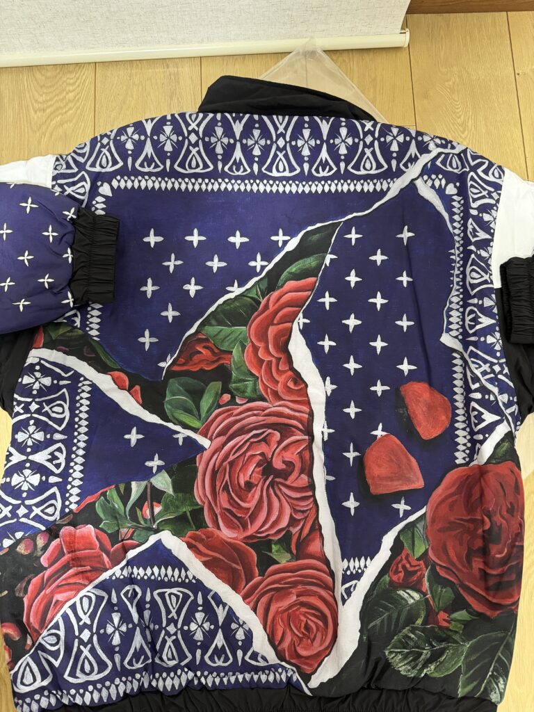 刺繍の精度が高く、光が当たると陰影が出てよりリアルな表情に。 これが“秒で完売”した理由のひとつだと納得する完成度。