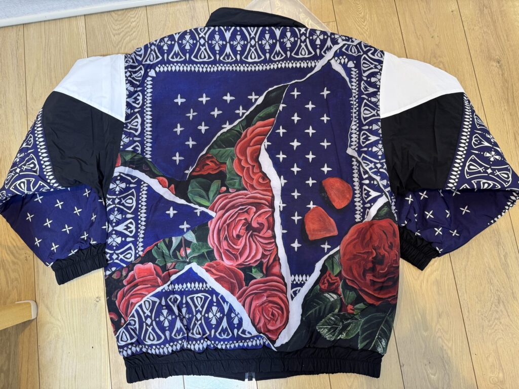 ぱっと見で目を引く背中のローズ。
立体刺繍の密度が高く、遠くから見ても“高級感”が伝わってくる。