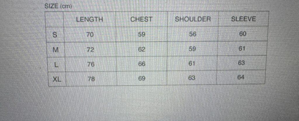 僕は普段Lサイズを着ますが、今回のアウターはタイトめの作りのため、冬にパーカーやスウェットを中に着ることを考えてXLを選びました。
身幅・肩幅ともに、174cm/74kgのガッチリ体型にはXLが一番自然に動きやすく、窮屈感もありません。