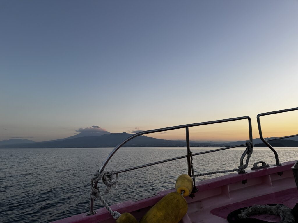 駿河湾の船上から見える富士山と夕景