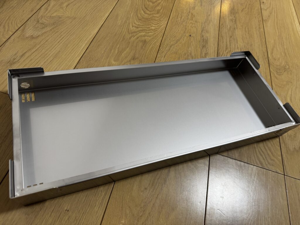 SUS304製釣り用インナーボックスの側面と水抜きスリット